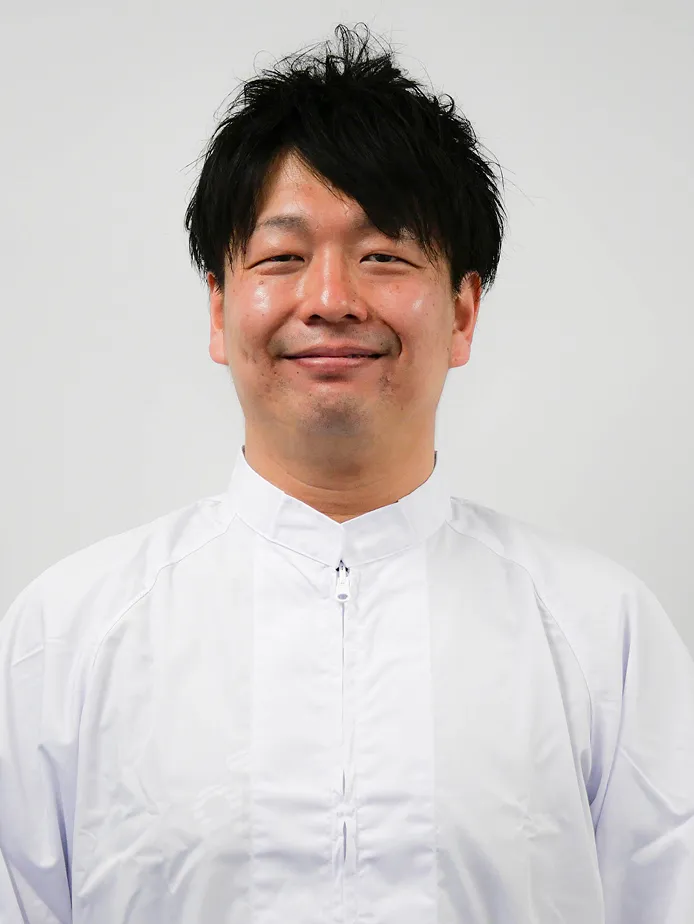 東洋食品で働く笑顔な男性