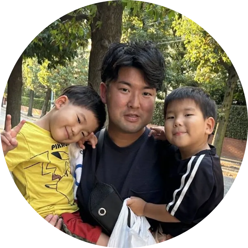 採用担当者と双子の子どもたちの写真