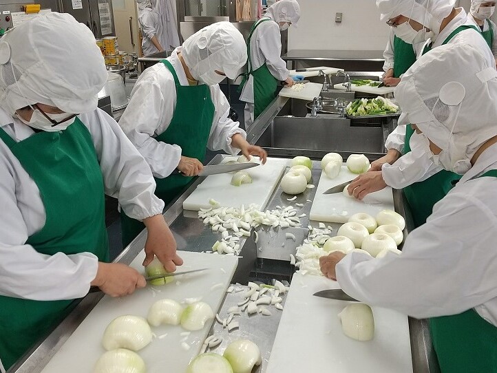 皆で野菜を一定の大きさにカット！作業分担をして給食を準備していきます！