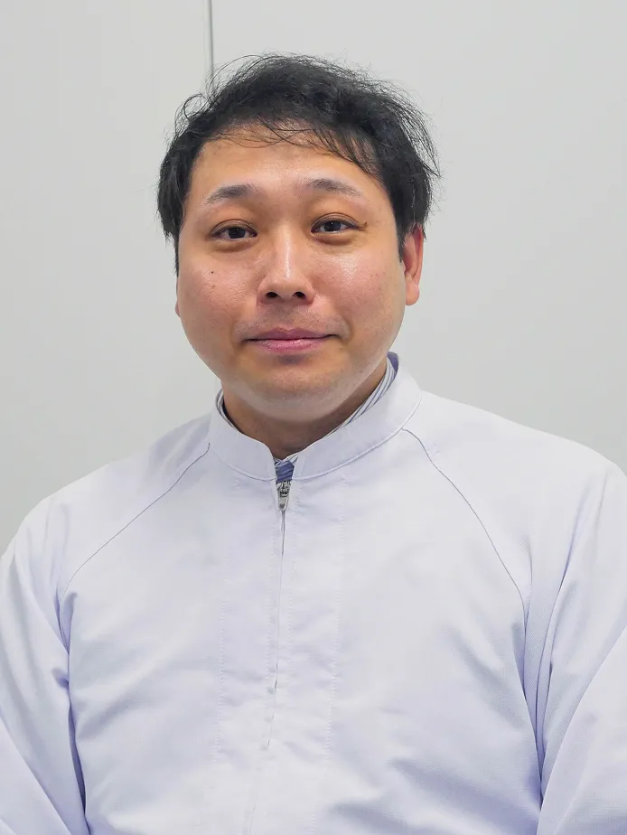 東洋食品で働く笑顔な男性