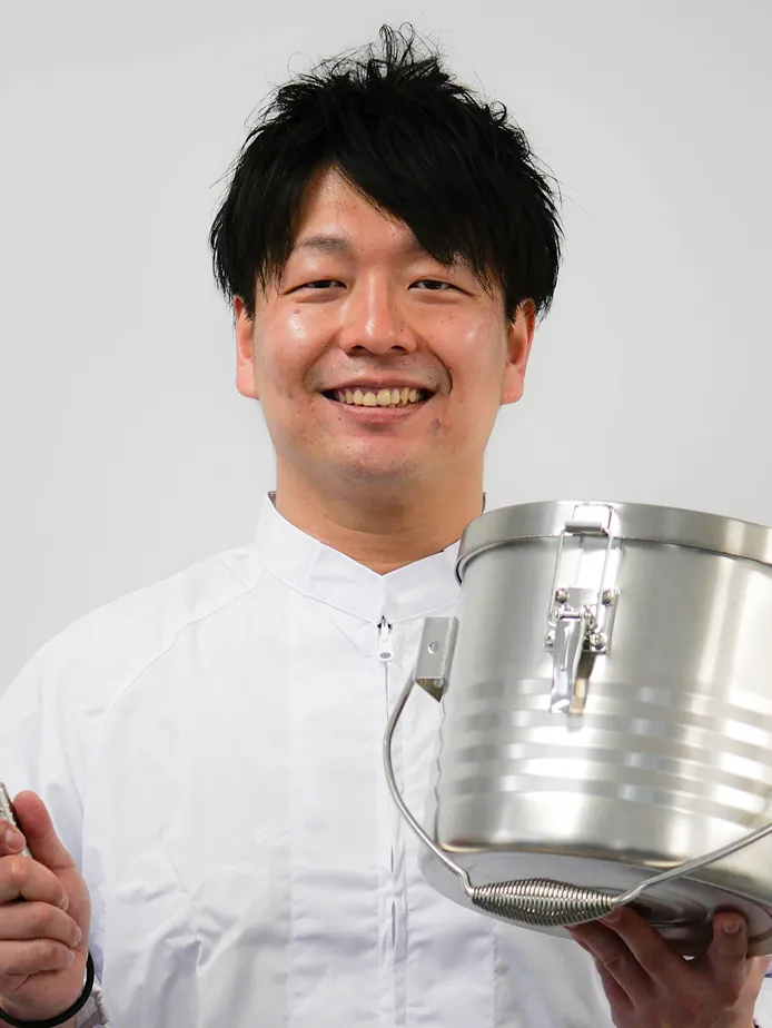 東洋食品で働く笑顔な男性