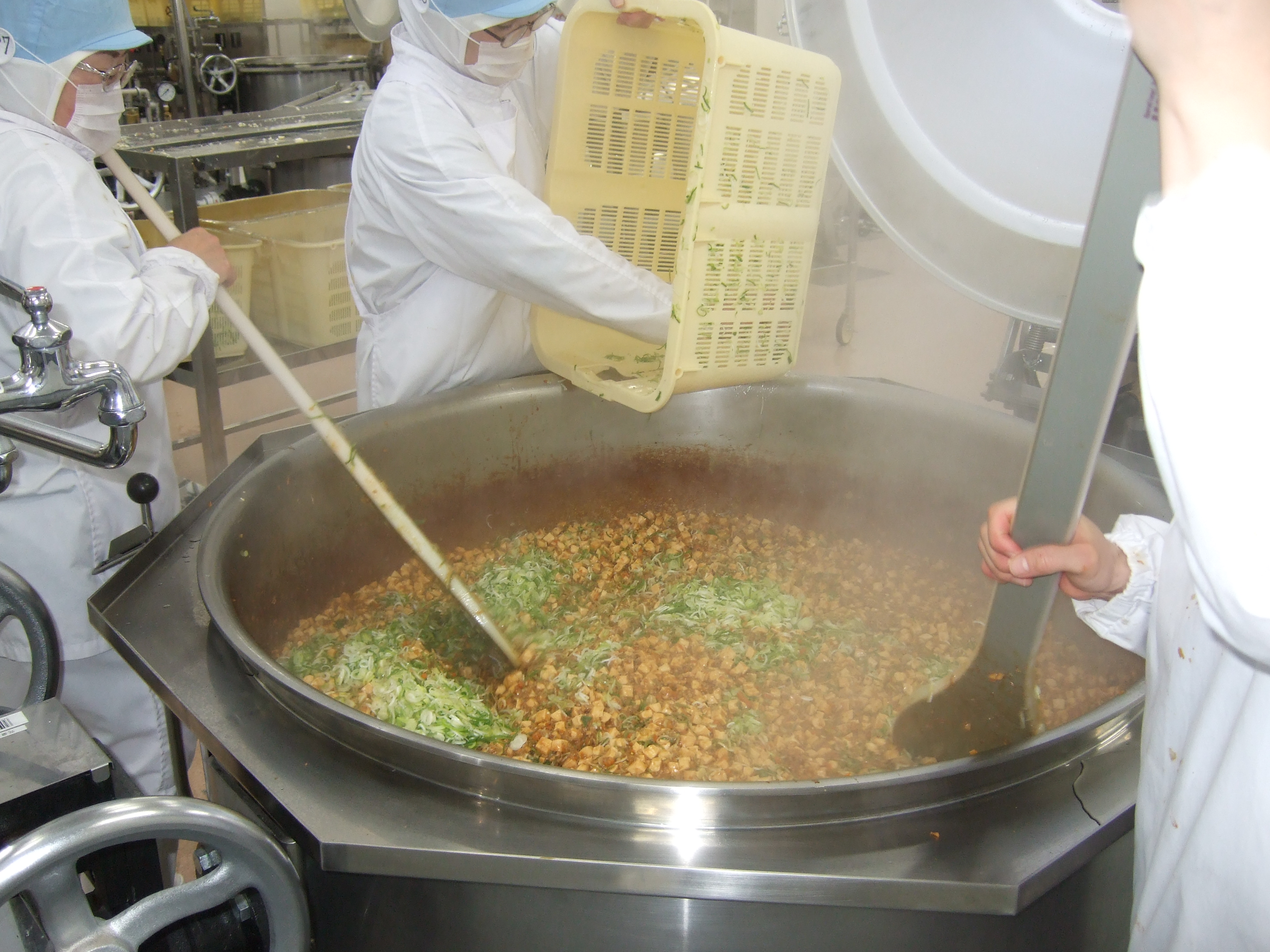 作業を分担してチームワークを大切に調理しています！