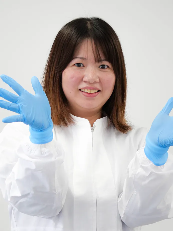 東洋食品で働く笑顔な女性